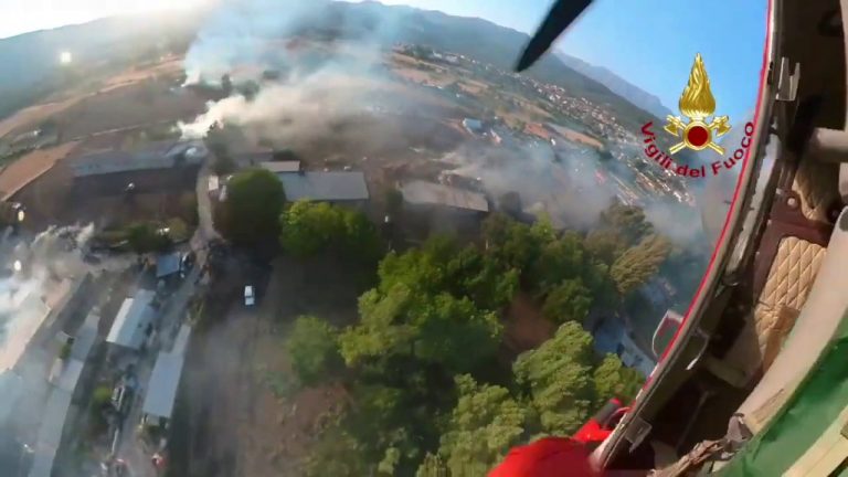 Domato incendio a Paganica con l’ausilio di un elicottero