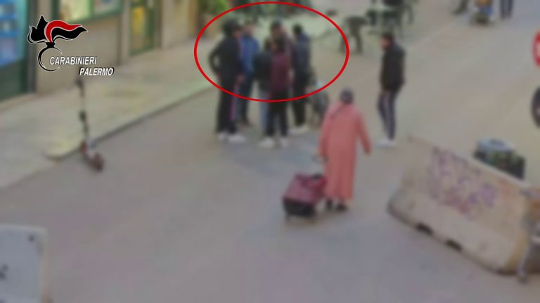 Palermo,  due arresti per rapina in supermarket a piazza Marina
