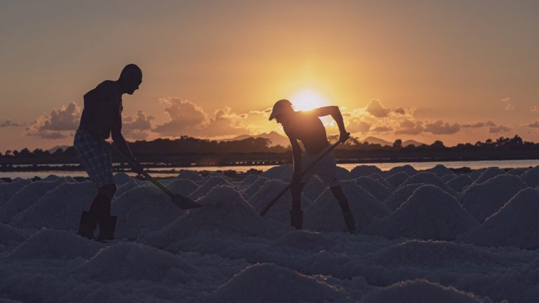 La raccolta del sale in notturna da vivere alle Saline Ettore e Infersa di Marsala