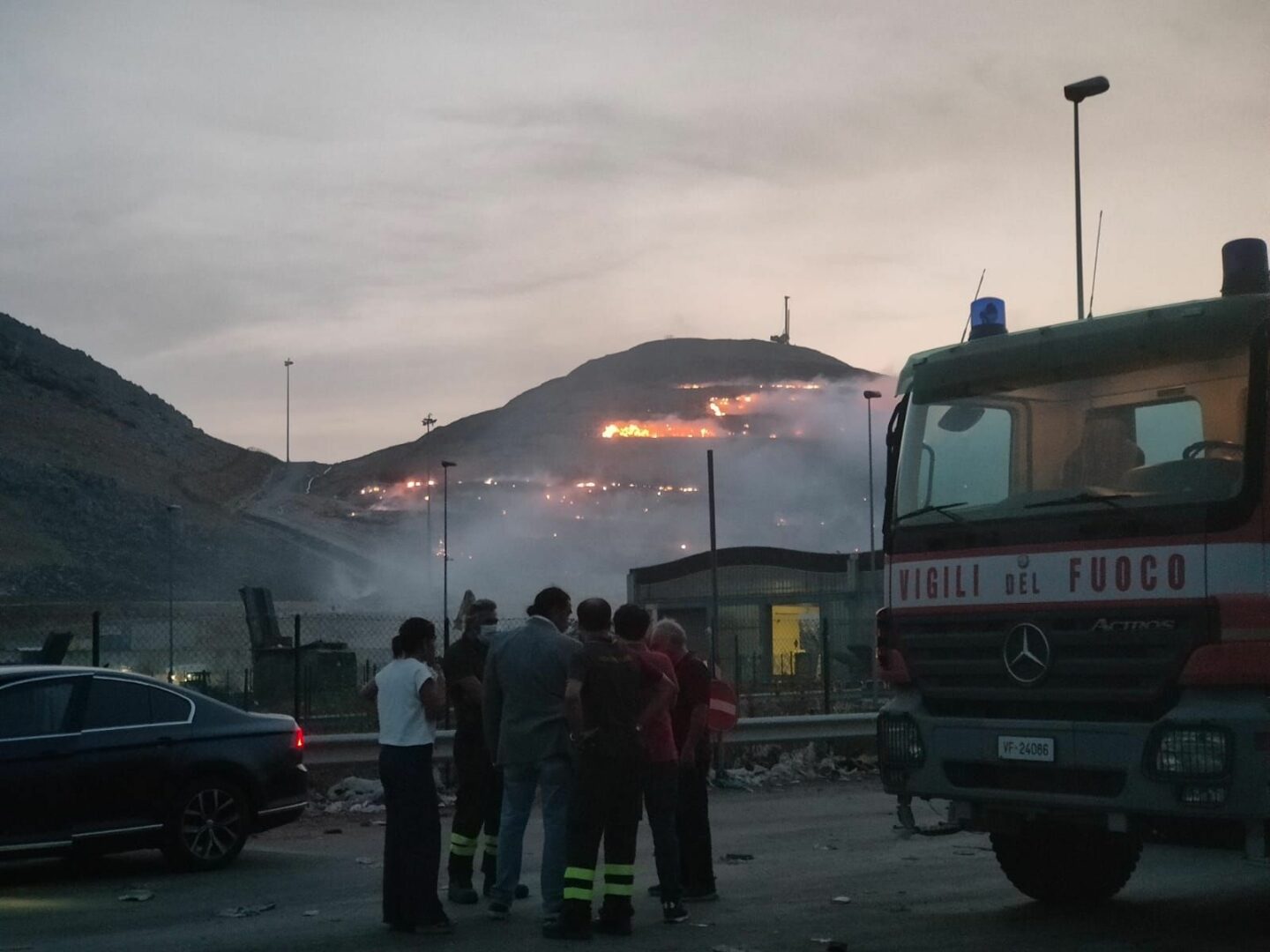 Sicilia nella morsa del fuoco, a Palermo brucia discarica di Bellolampo