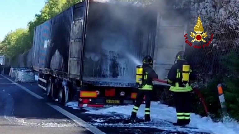 Incendio mezzo pesante che trasportava plastica nel triestino