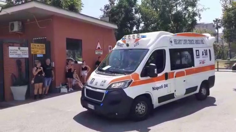Aliscafo contro il molo San Vincenzo al porto di Napoli