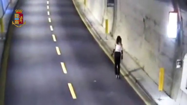 Sui pattini in autostrada: “ho seguito il navigatore” – VIDEO