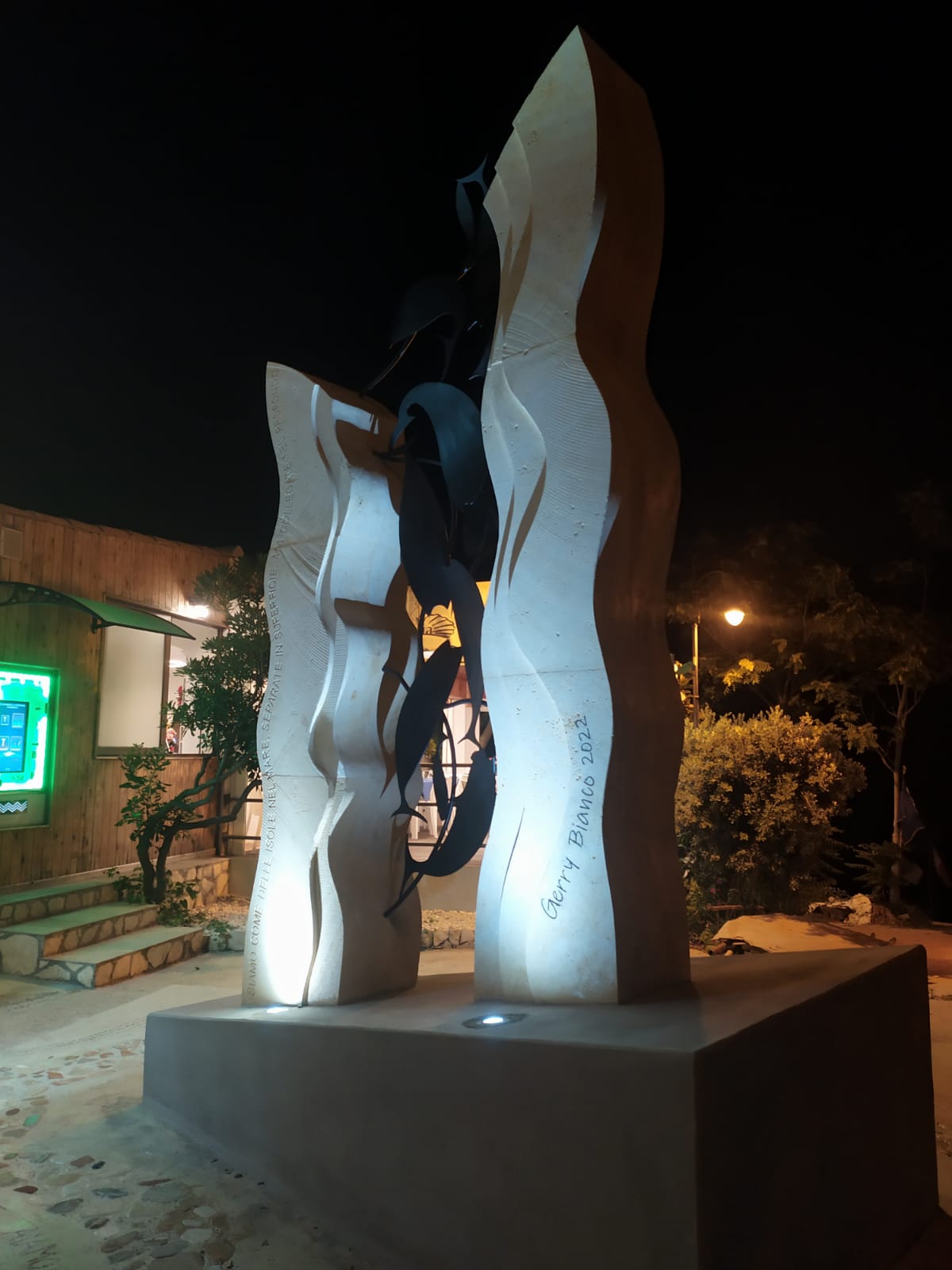 Torretta artistica con l’opera Cialoma di Gerry Bianco