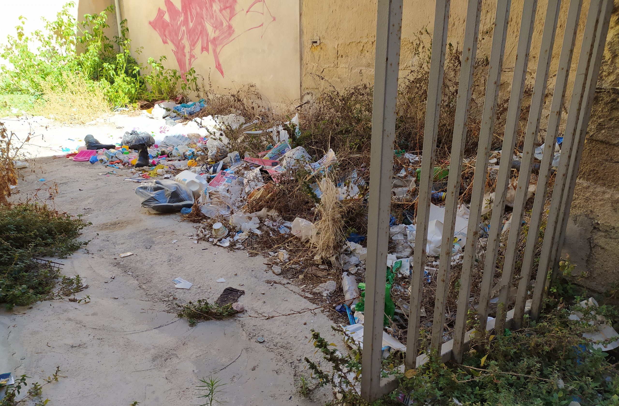 Marsala: rifiuti abbandonati in via Giordano Bruno, nuova segnalazione dei residenti