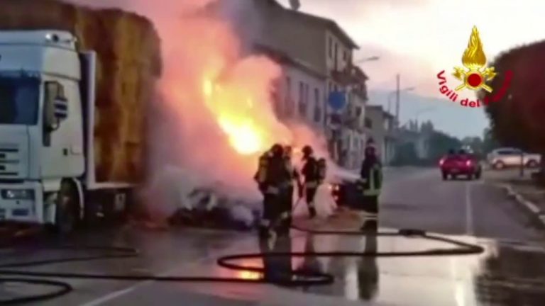 In fiamme un autotreno carico di balle di fieno in Campania