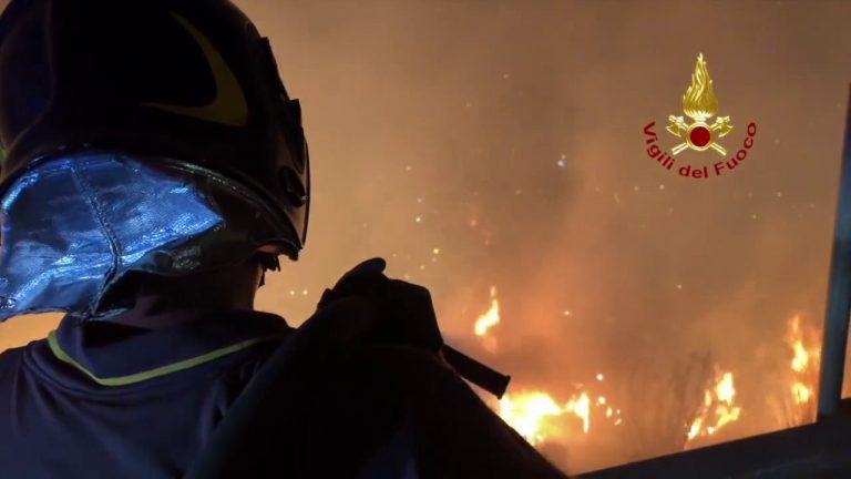 Incendi a Palermo, dall’alba 3 canadair in volo sul Monte Grifone – VIDEO