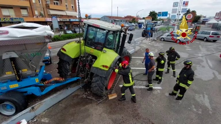 Veneto, sulla statale Pontebbana si ribalta camion carico d’uva