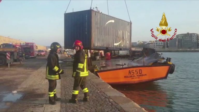 Crotone, tre morti per l’esplosione in un rimorchiatore al porto