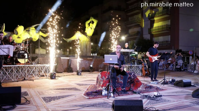 Successo a Marsala per il tributo a Battiato e la Fontana del Vino si colora…