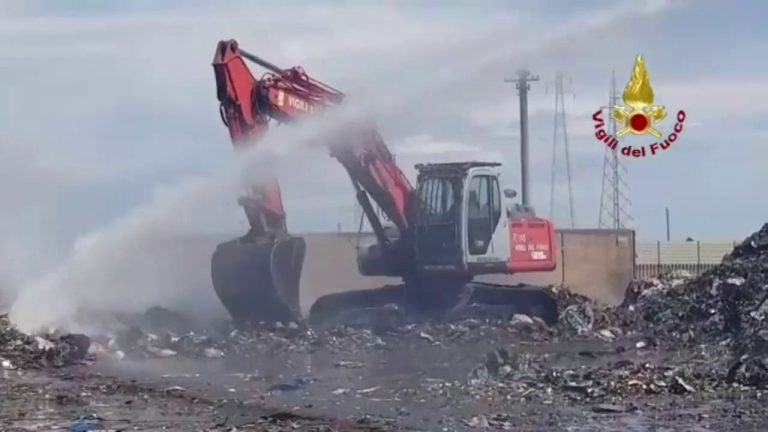 Incendio all’impianto di rifiuti di Augusta, l’area messa in sicurezza