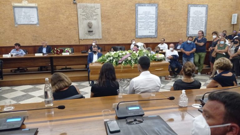 Palazzo VII Aprile accoglie la salma del consigliere Marino, commozione e Chiesa Madre gremita