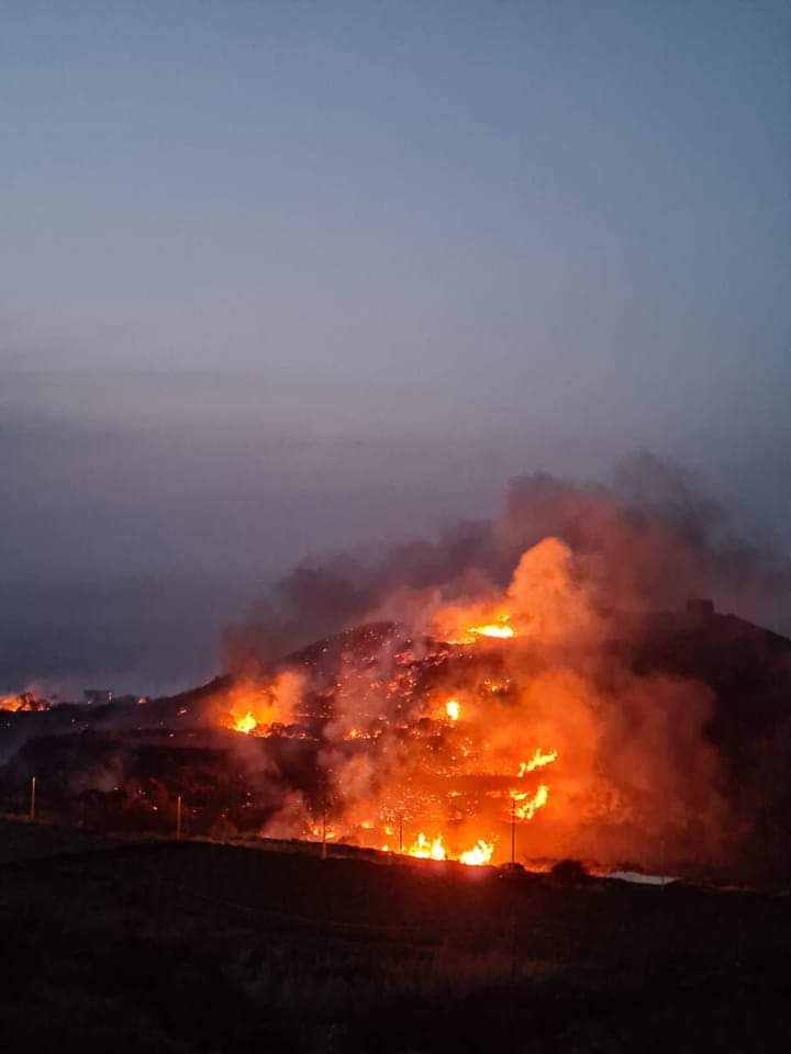Brucia sterpaglie e fa scoppiare un vasto incendio a Pantelleria