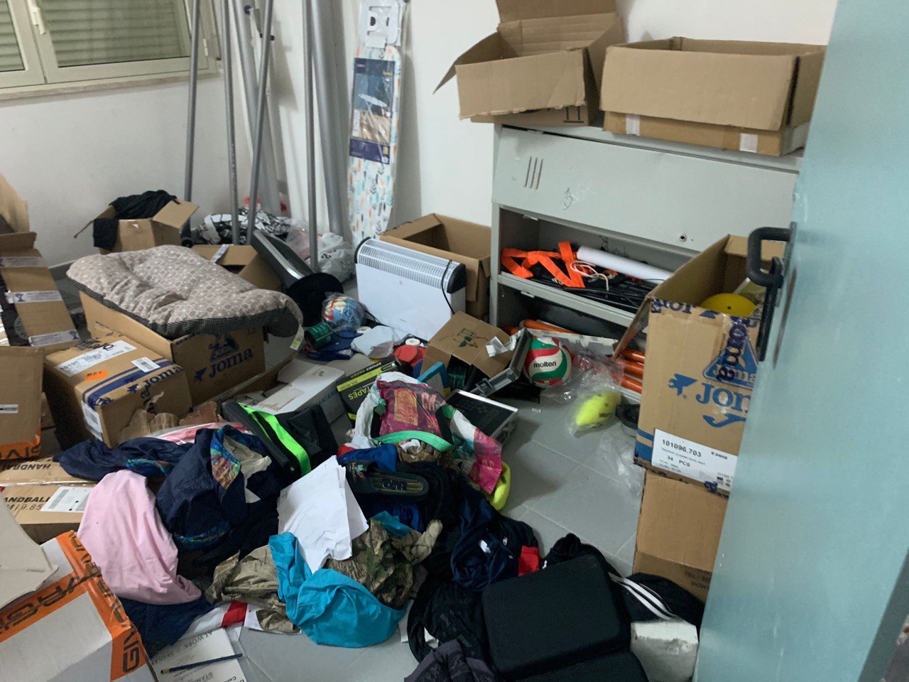 Petrosino, ignoti entrano di notte nel Palazzetto dello Sport: furto di materiale per 7000 euro e danni alla struttura
