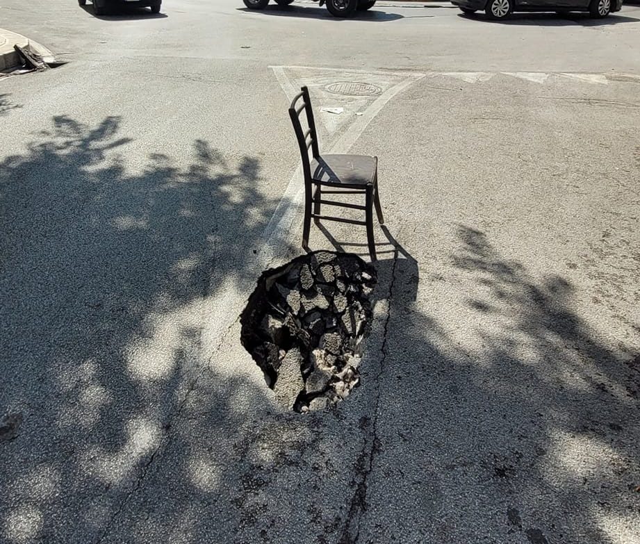 Marsala: la pioggia fa sprofondare la strada nella rotonda di via Trapani