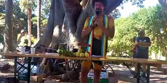 A Mazara celebra la messa in tenuta da ciclista, richiamato