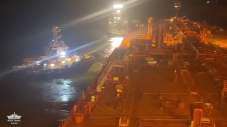 Una petroliera si arena nel Canale di Suez, le immagini