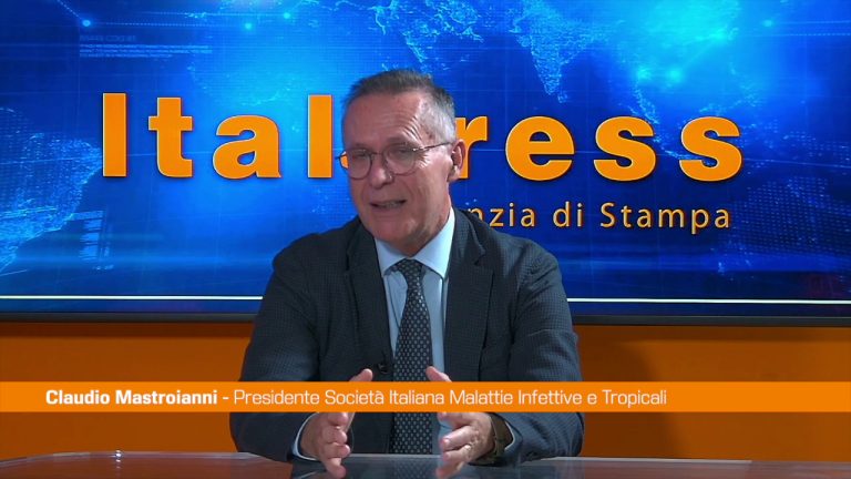 Quarta dose, bisogna farla? Simit: “Bisogna assolutamente vaccinarsi”