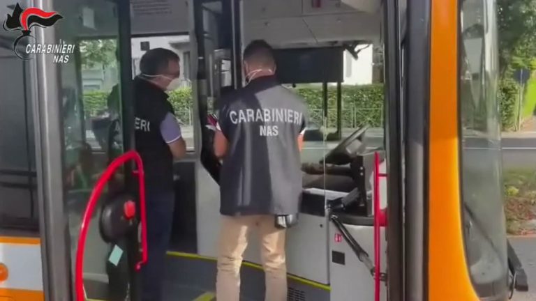 Covid, In bus e metro senza mascherine. Multati in 203
