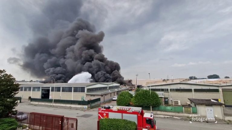 San Giuliano Milanese, incendio devasta azienda