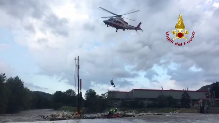 Due operai bloccati su isolotto a Nembro, soccorsi da Vigili del Fuoco