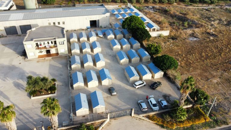 Migranti, posizionati 50 moduli abitativi a Campobello