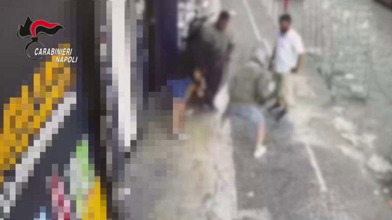 Sparano in aria e aggrediscono commerciante, arrestato 50enne a Napoli