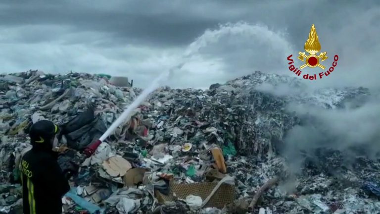 In fiamme discarica di materiali edili a Ciampino