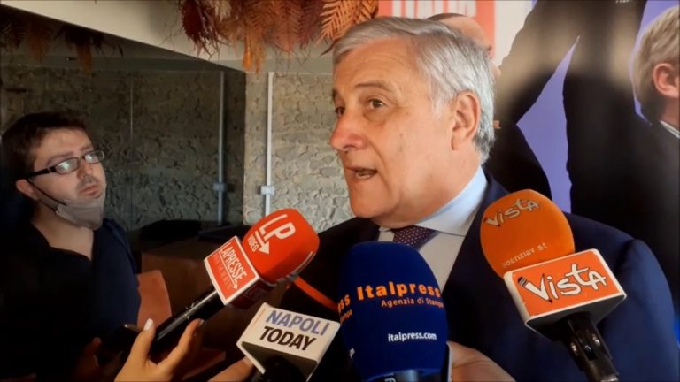Tajani “Dovremmo regalare un pannello solare a ogni famiglia”