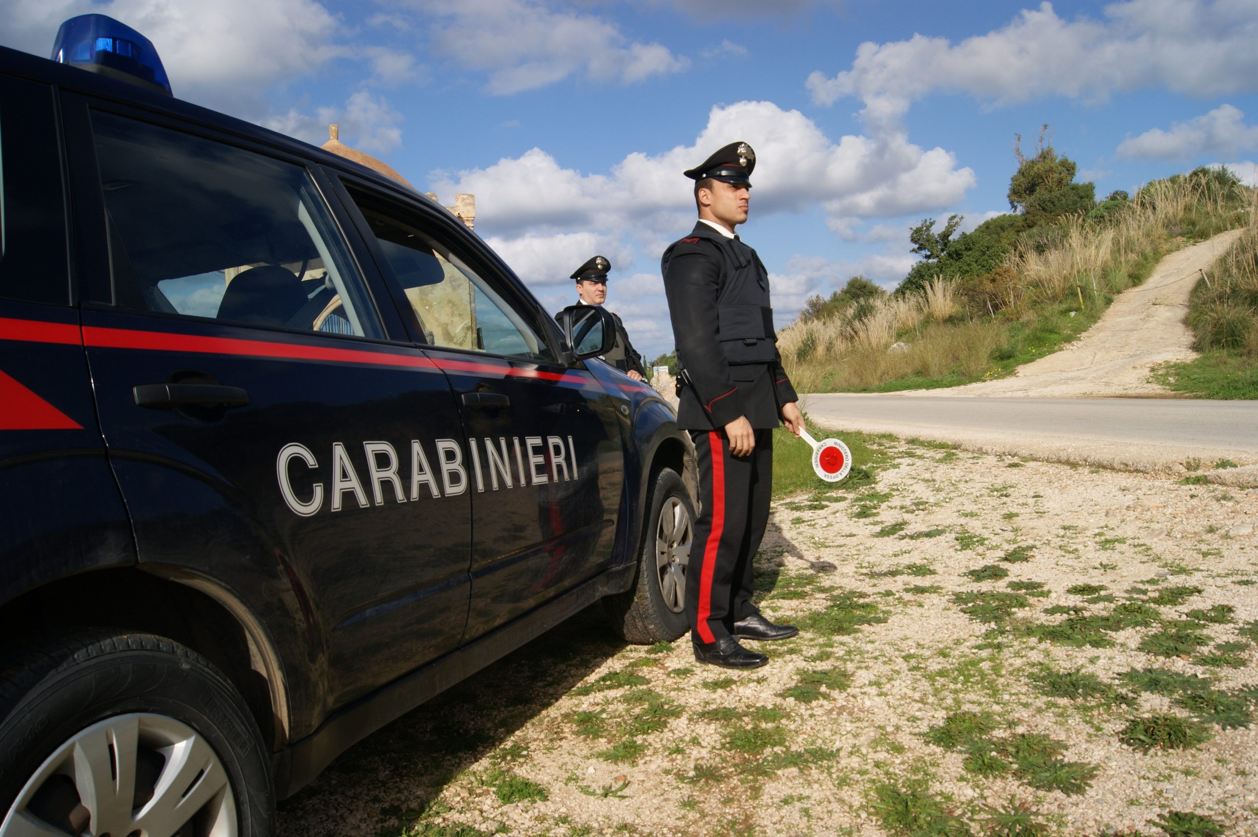 Distrugge auto in sosta, arrestato un giovane dai carabinieri