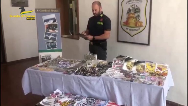 Sequestrati a Bologna migliaia di prodotti contraffatti