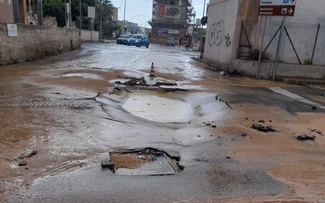 Trapani: si apre una voragine vicino al passaggio a livello di via Marsala, disagi per i cittadini