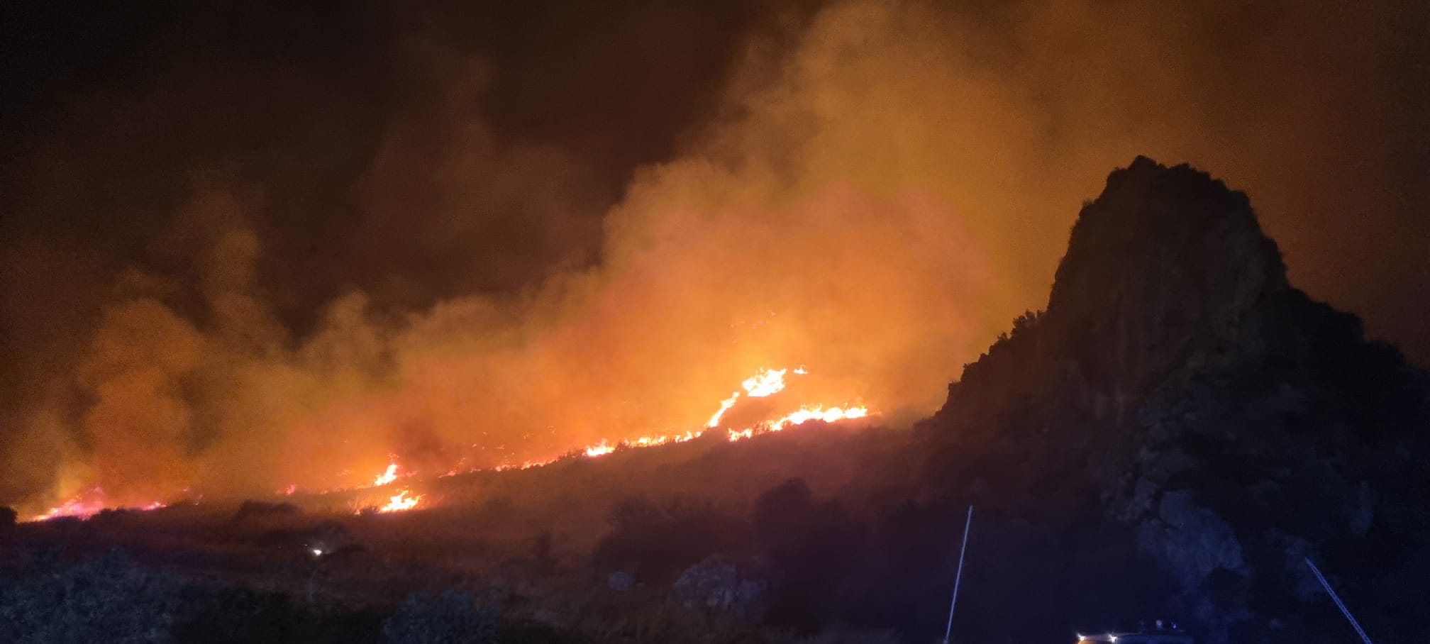 Scopello, un incendio in prossimità delle abitazioni