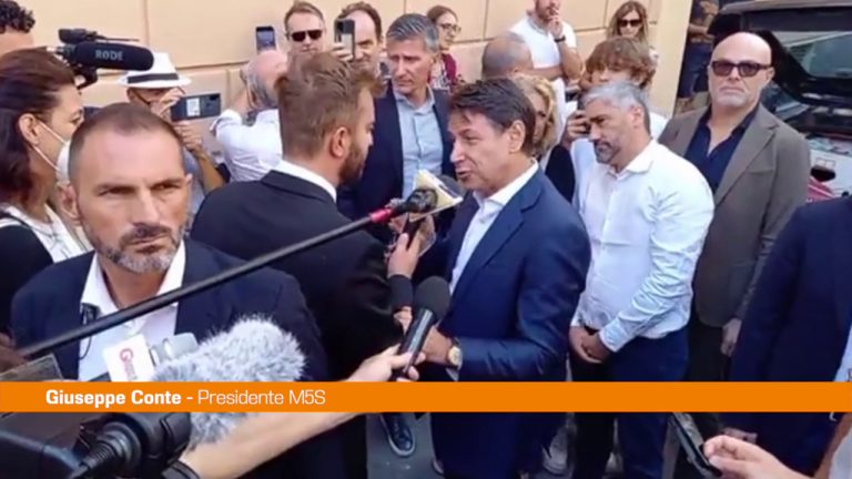 Conte canta “Bella ciao” a Genova