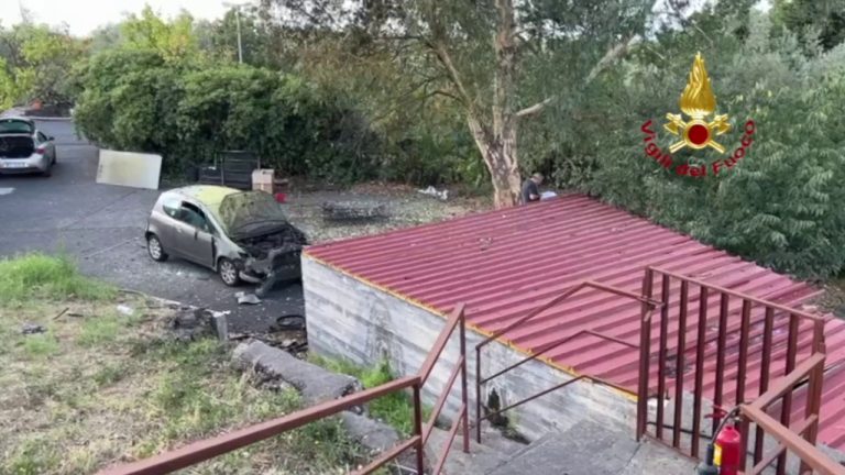 Esplosione in una fabbrica di fuochi d’artificio nel Catanese, 1 morto