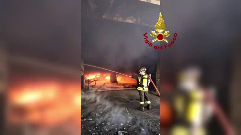 Incendio in una palazzina del Viterbese, evacuato l’intero edificio.