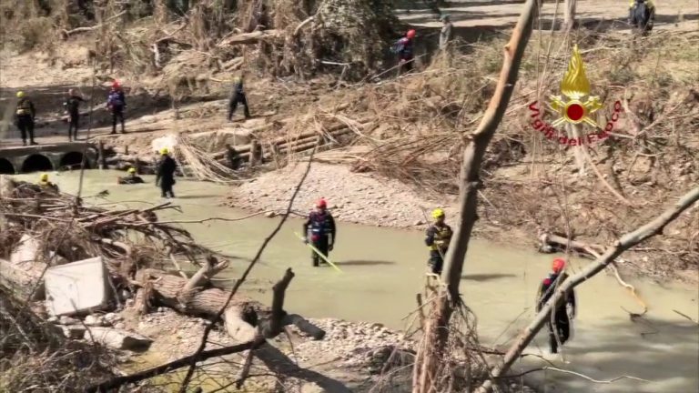 Maltempo nelle Marche, sommozzatori cercano dispersi nel fiume Nevola