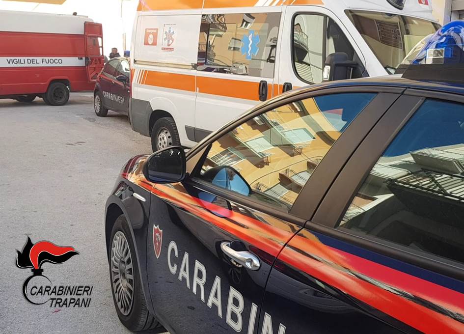 Trapani: minaccia di buttarsi dal balcone, salvato dai Carabinieri