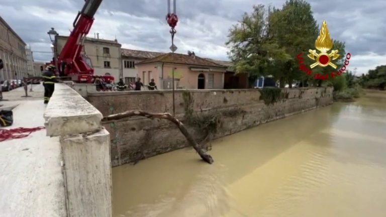 Marche, pompieri al lavoro per rimuovere detriti dell’alluvione