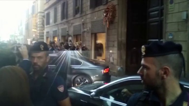 L’auto di Berlusconi lascia la sede di Fdi dopo l’incontro con Meloni