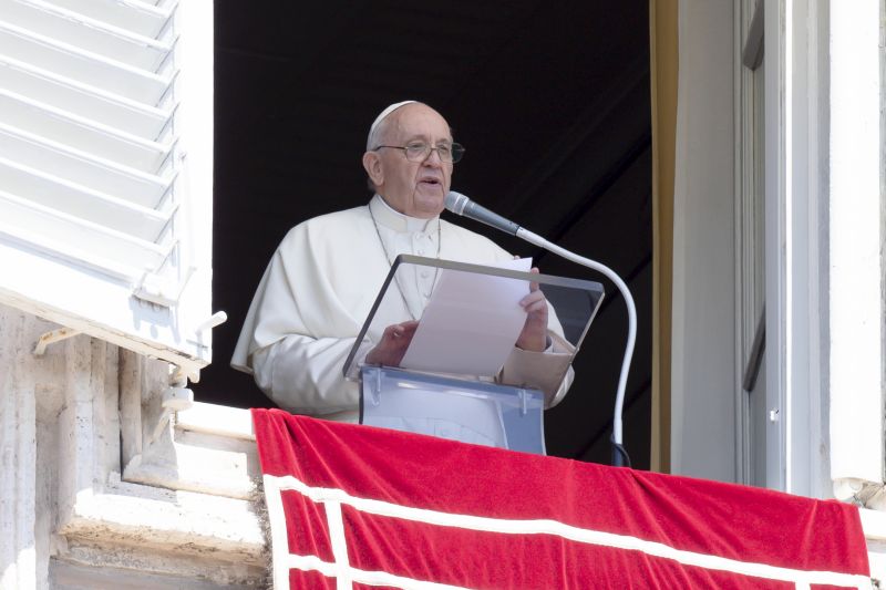 Papa “L’esclusione dei migranti è schifosa e criminale”