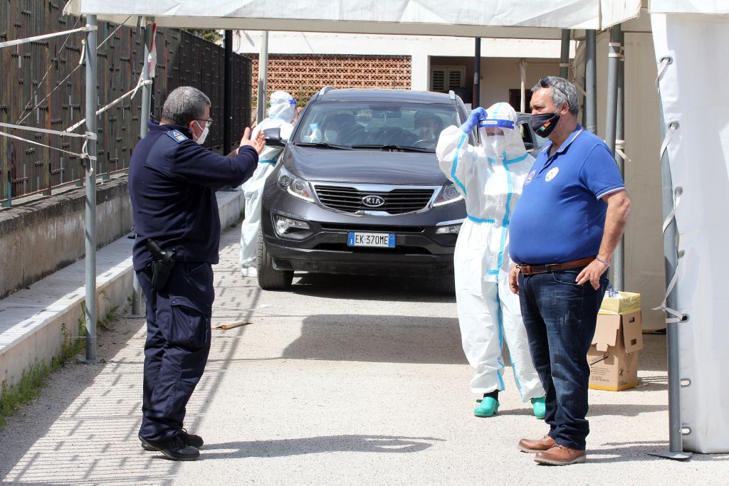 Covid, In Italia 11.606 nuovi positivi e 39 vittime