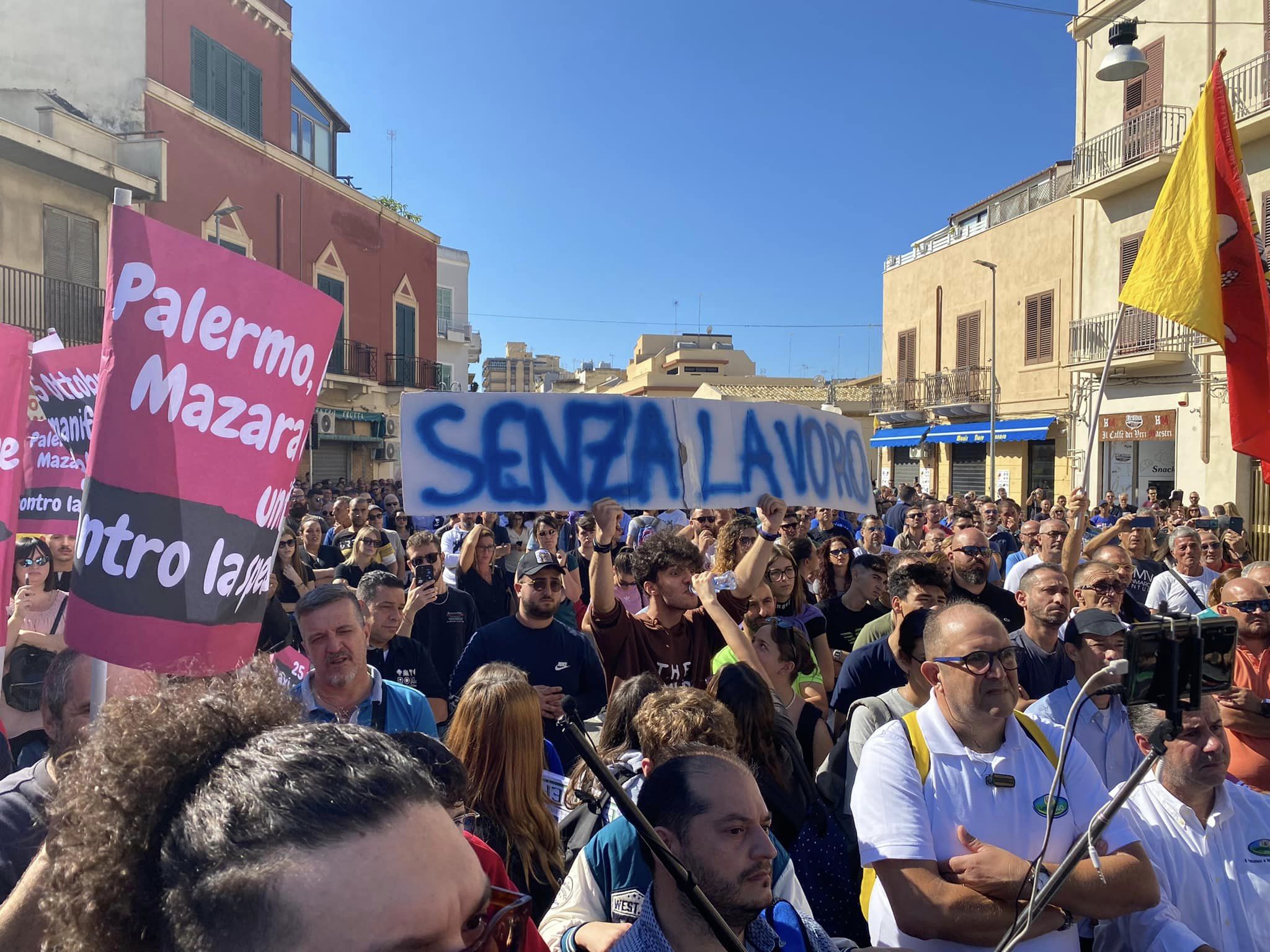 “Mazara scintilla d’Italia”: in migliaia in Piazza contro il caro bollette. VIDEO