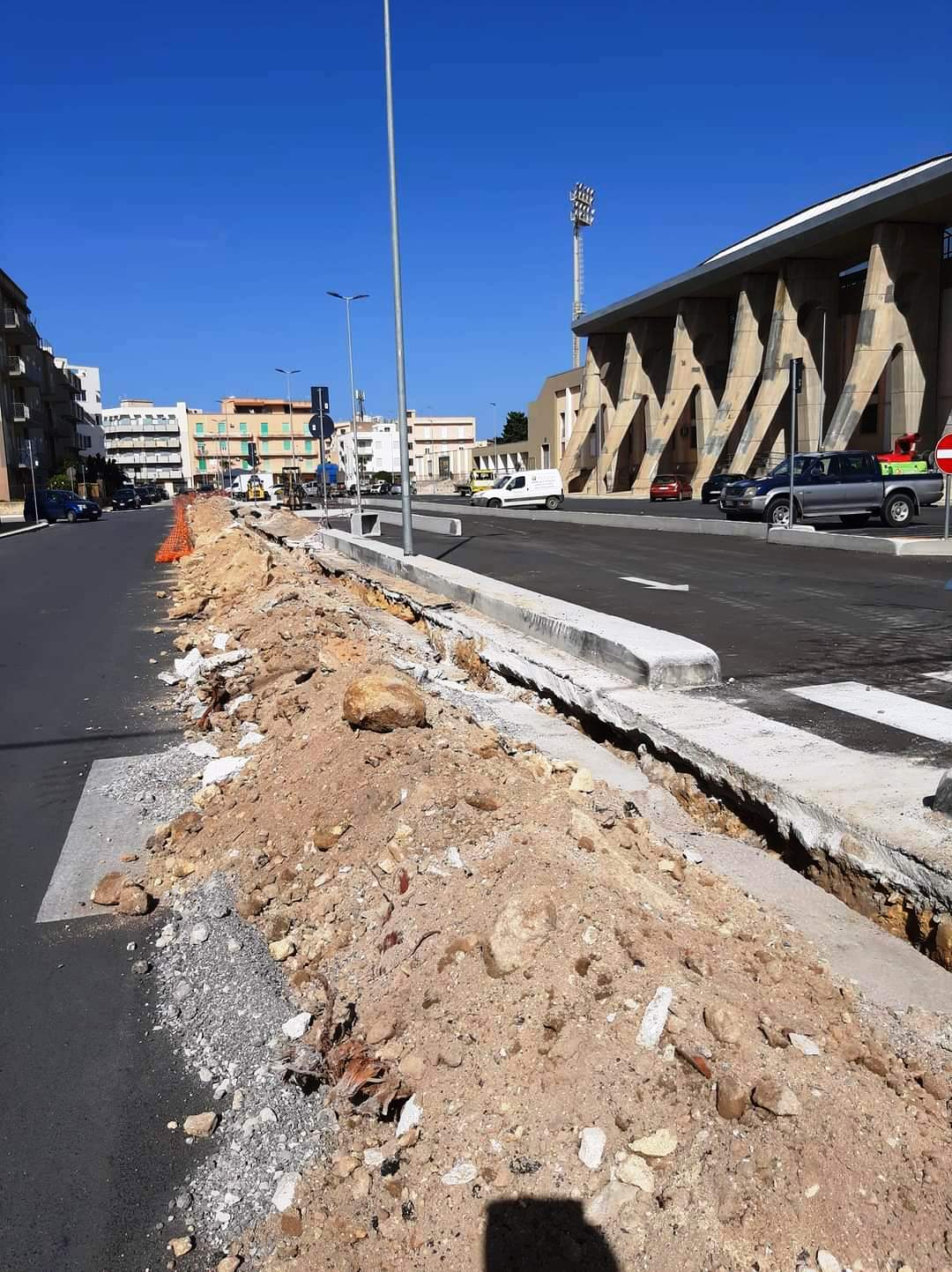 Danno alla condotta idrica, la strada asfaltata da poco di nuovo ‘aperta’
