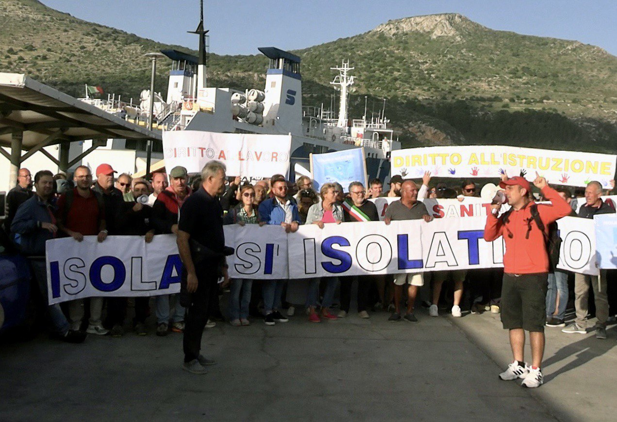 “Isolani SI, isolati NO”: gli egadini in Piazza contro i tagli ai trasporti