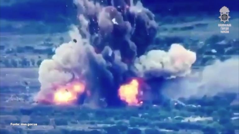 I militari ucraini fanno esplodere un deposito russo di munizioni