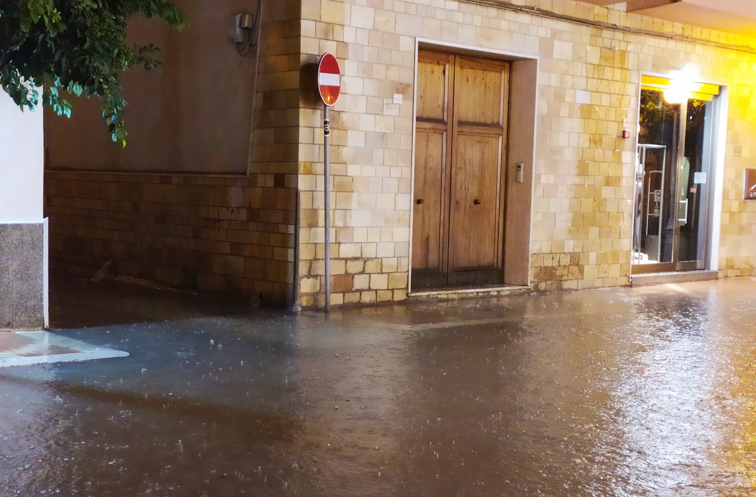 Nubifragio a Marsala, l’acqua supera il livello del marciapiede in via Mazzini e via Roma (VIDEO)