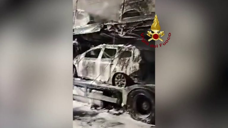 Bisarca a fuoco sulla A4, illeso l’autista