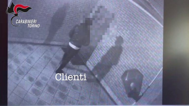 Sesso in cambio di crack a Torino, 4 indagati