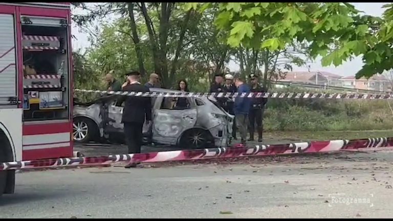 Trovato cadavere carbonizzato in un’auto nel Torinese